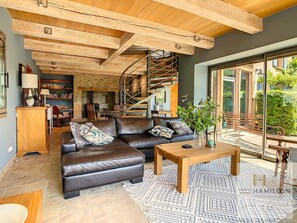 TV, fireplace - Character house 10 minutes walk from the medieval village of Cajarc with swimming pool (Cajarc)
