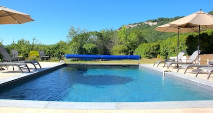 Character house 10 minutes walk from the medieval village of Cajarc with swimming pool