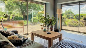 Televisión y chimenea 