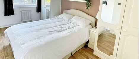 3 bedrooms, desk, travel crib, WiFi