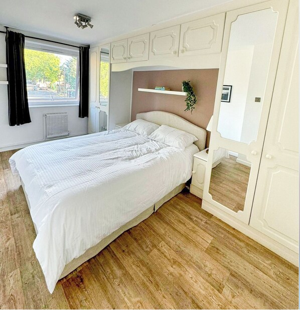 3 Schlafzimmer, Schreibtisch, Reisekinderbett, WLAN