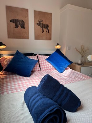 1 quarto, escrivaninha, ferros/tábuas de passar roupa, berço de viagem