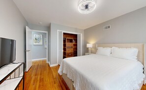 3 bedrooms, desk, WiFi, bed sheets