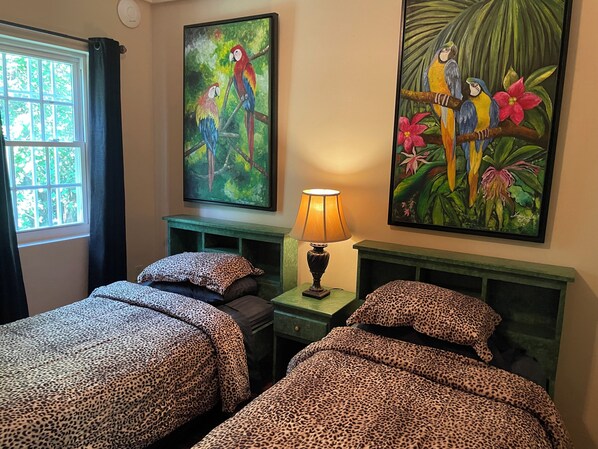 1 bedroom, in-room safe, iron/ironing board, travel crib - TROPICAL BIRD ROOM - Close to Beach - One Bedroom Suite (San Pedro)
