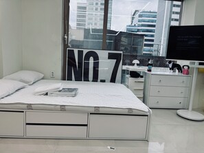1 Schlafzimmer, Zimmersafe, Schreibtisch, Bügeleisen/Bügelbrett