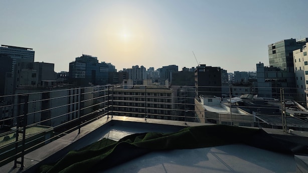 Una terraza en la azotea con vista al horizonte de la ciudad.