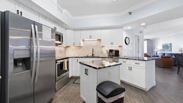 Apartamento Signature, 3 habitaciones, no fumadores, vistas a la playa | Cocina privada | Frigorífico, microondas, horno y placa de cocina