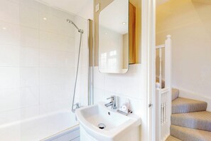 Haartrockner, Handtücher, Seife, Shampoo