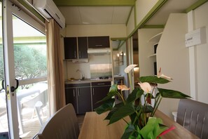 Bungalow, vue jardin | Salle Ă  manger