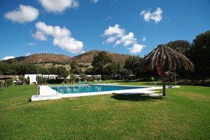 Piscine extérieure (ouverte en saison), parasols de plage