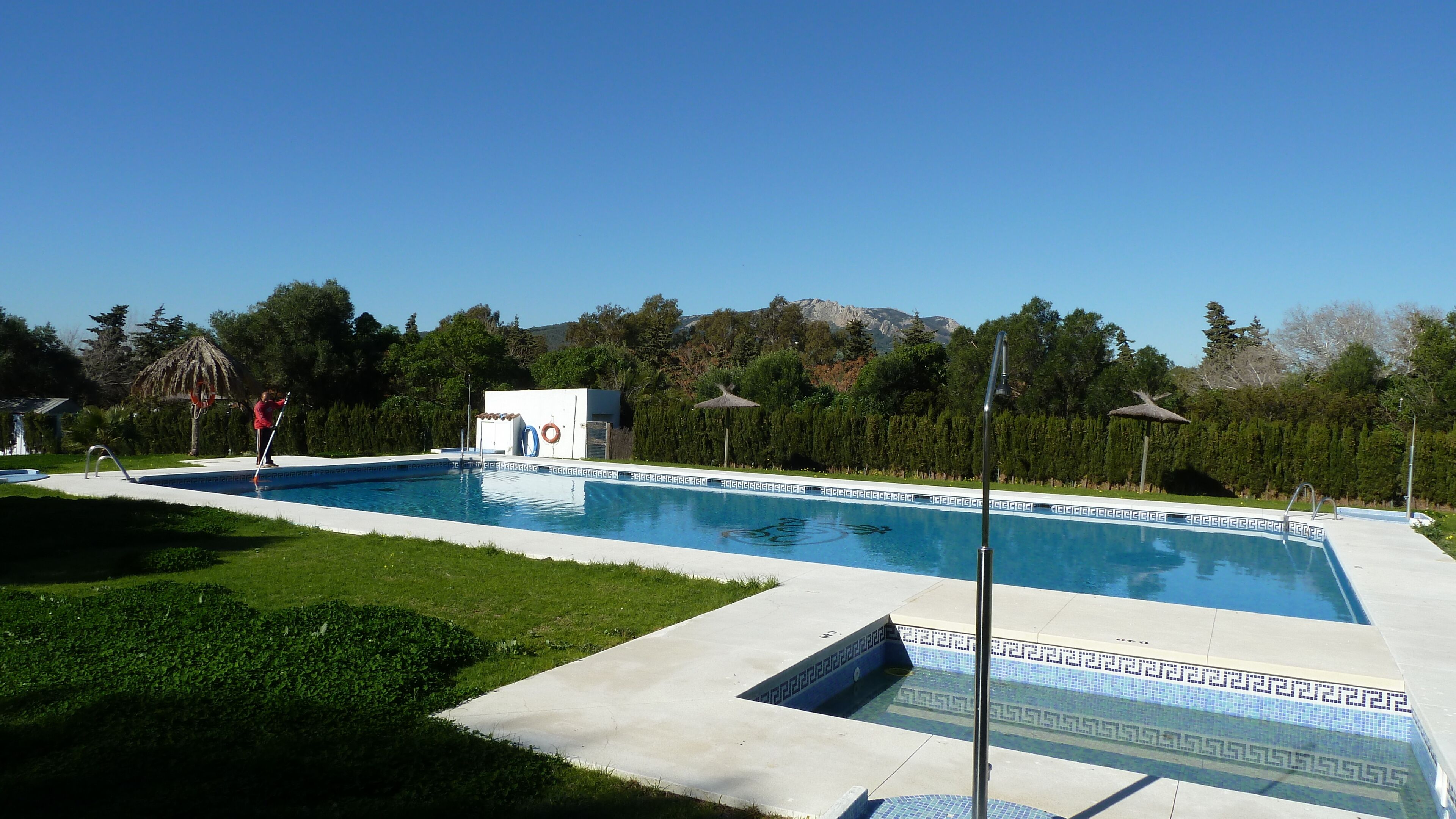 Een seizoensgebonden buitenzwembad, parasols voor strand/zwembad