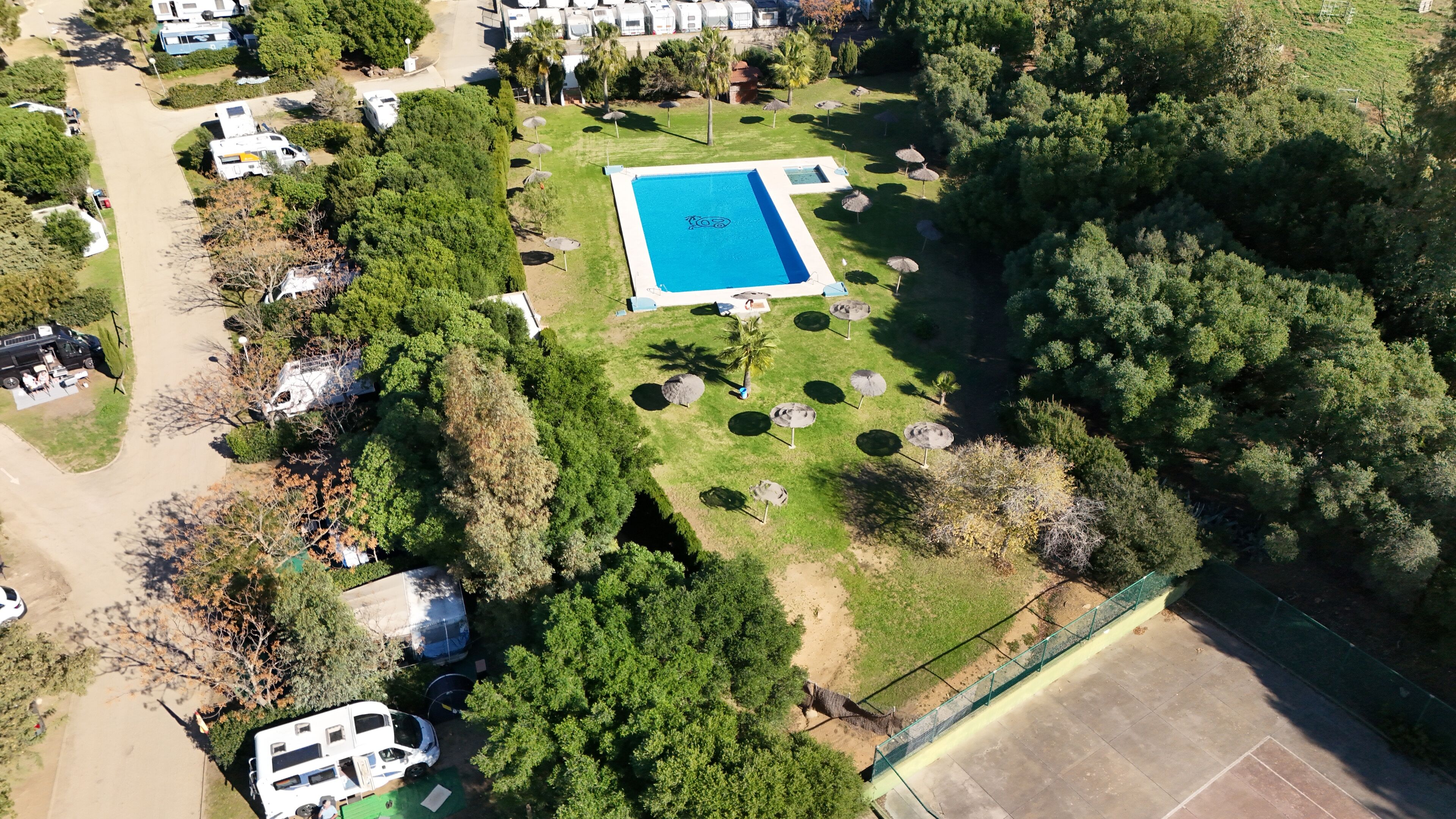 Sesongbasert utendørsbasseng, bassengparasoller og solsenger