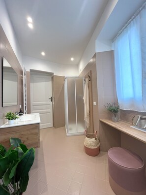 Shower, hair dryer, bidet, towels - Elegant central apartment 2 minutes' walk from the Casino (Sanremo)