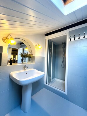 Dusche, Haartrockner, Bidet, Handtücher