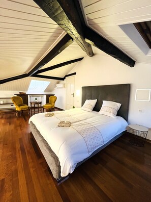 3 bedrooms, desk, iron/ironing board, travel cot - Elegant central apartment 2 minutes' walk from the Casino (Sanremo)