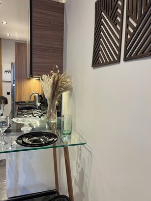 Réfrigérateur, four, plaque de cuisson, cafetière/bouilloire