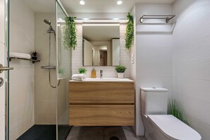 Sèche-cheveux, serviettes fournies