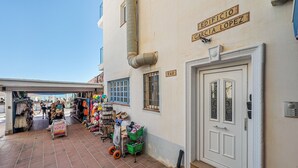 Eine enge Straße mit Geschäften an einer Seite und einem Gebäude, an dem das Schild "EDIFICIO GARCIA LOPEZ" angebracht ist.