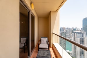 2 bedrooms - Cozy JBR 2BR w Pool and Gym Marina Views (Dubai)