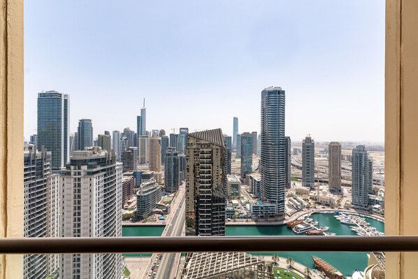 2 bedrooms - Cozy JBR 2BR w Pool and Gym Marina Views (Dubai)