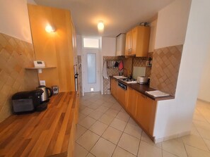 Mikrobølgeovn, ovn, kokeplater og oppvaskmaskin