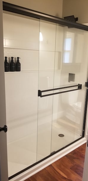Douche, séchoir à cheveux, serviettes fournies, savon