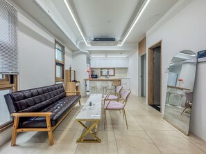 Interior - 삼Atelier Seongsu Riverside Loft Cherry Blossom Road Han River airport bus (Seoul)