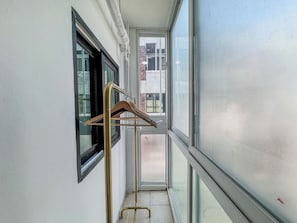 A narrow corridor with a window on the left and a balcony on the right. - 삼Atelier Seongsu Riverside Loft Cherry Blossom Road Han River airport bus (Seoul)