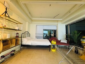 1 Schlafzimmer, Zimmersafe, Schreibtisch, Bügeleisen/Bügelbrett