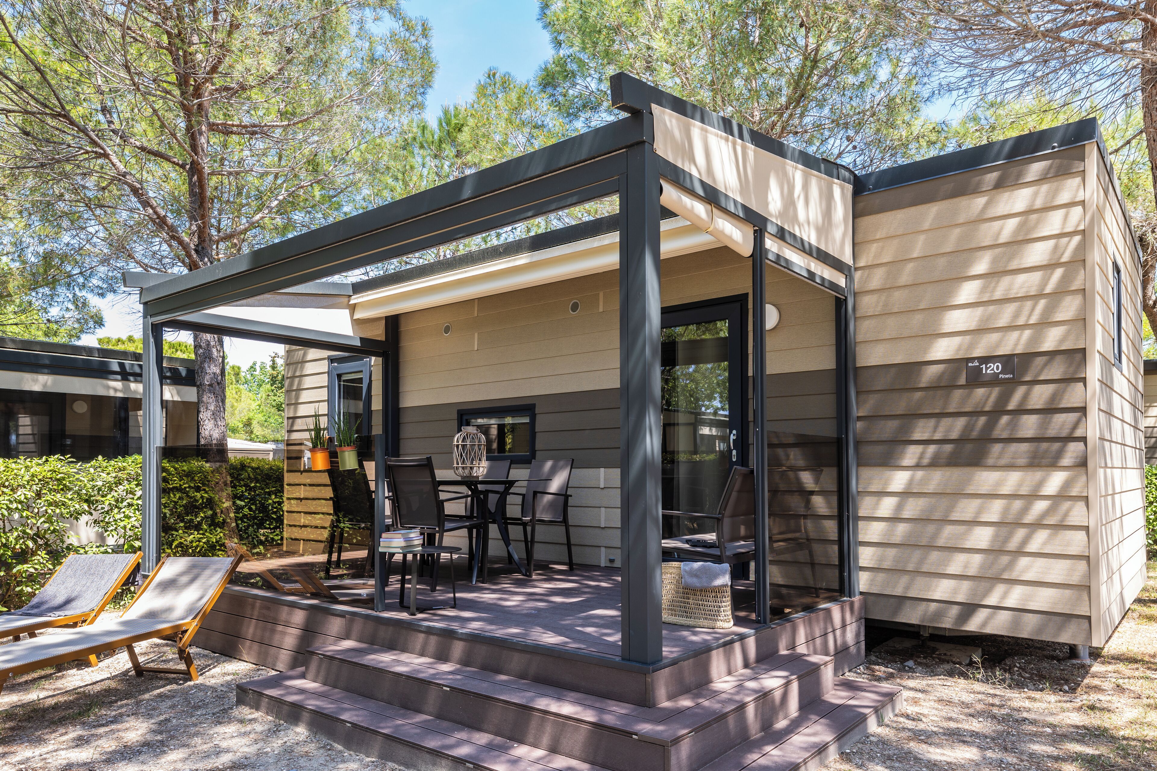 Casa rodante, patio | 2 habitaciones, caja de seguridad en la habitación y ropa de cama 