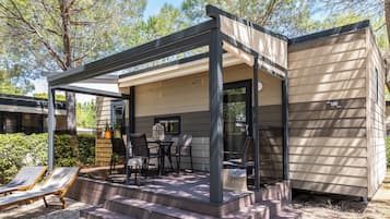 Husvogn, terrasse | 2 soverom, safe på rommet og sengetøy