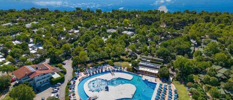 季節性室外泳池;泳池傘、躺椅