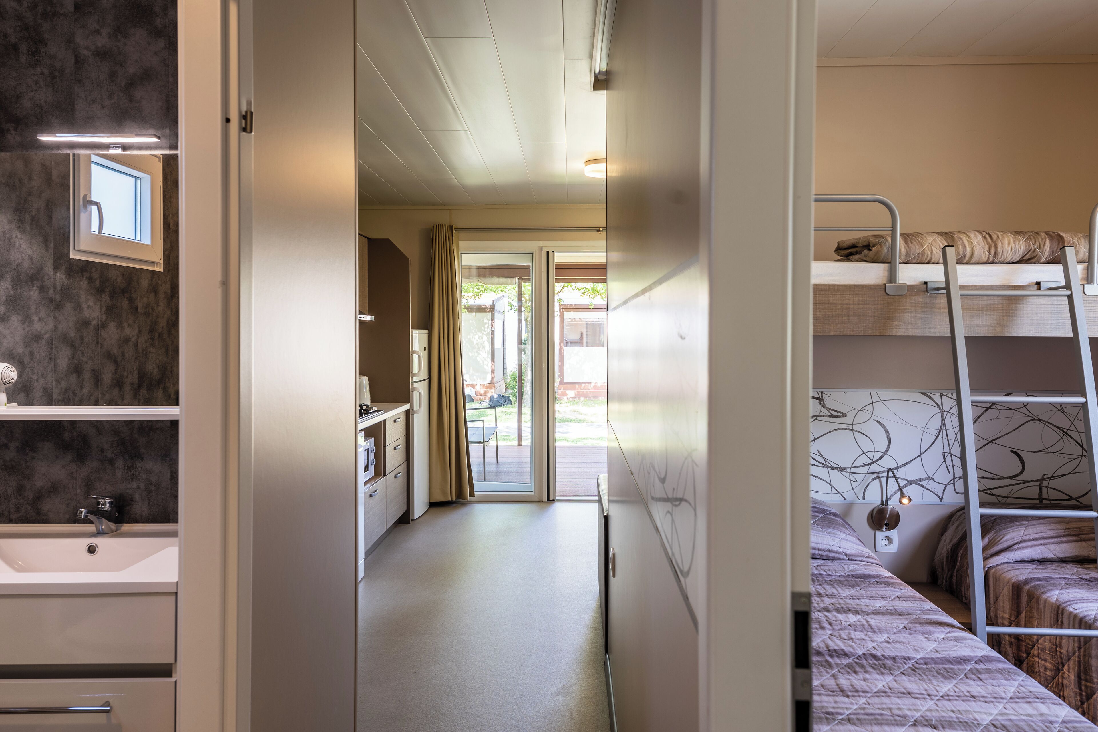 Mobile Unterkunft | 2 Schlafzimmer, Zimmersafe, Bettwäsche