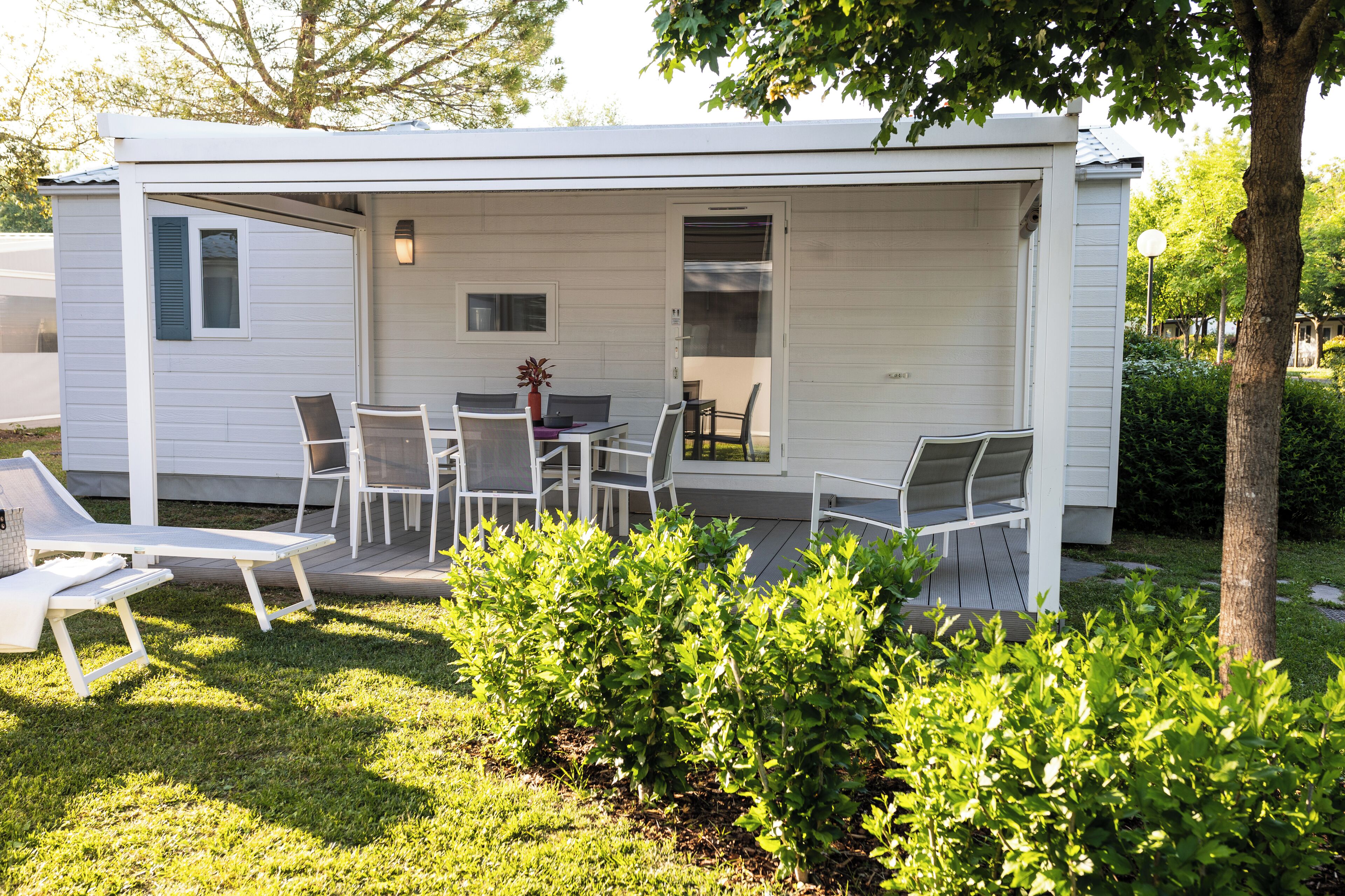 Casa rodante, patio, vista al jardín | 2 habitaciones, caja de seguridad en la habitación y ropa de cama 