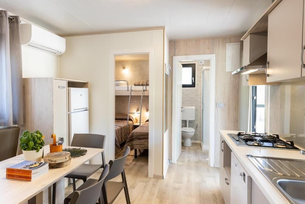 Minikjøleskap, mikrobølgeovn, kokeplater og høy barnestol