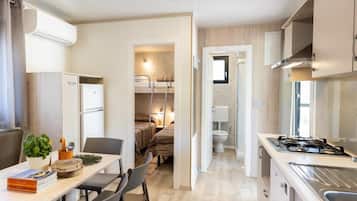 Minikjøleskap, mikrobølgeovn, kokeplater og høy barnestol