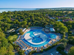 Seasonal outdoor pool, pool umbrellas, sun loungers - villaggio turistico Europa Grado (Friuli-Venezia Giulia)
