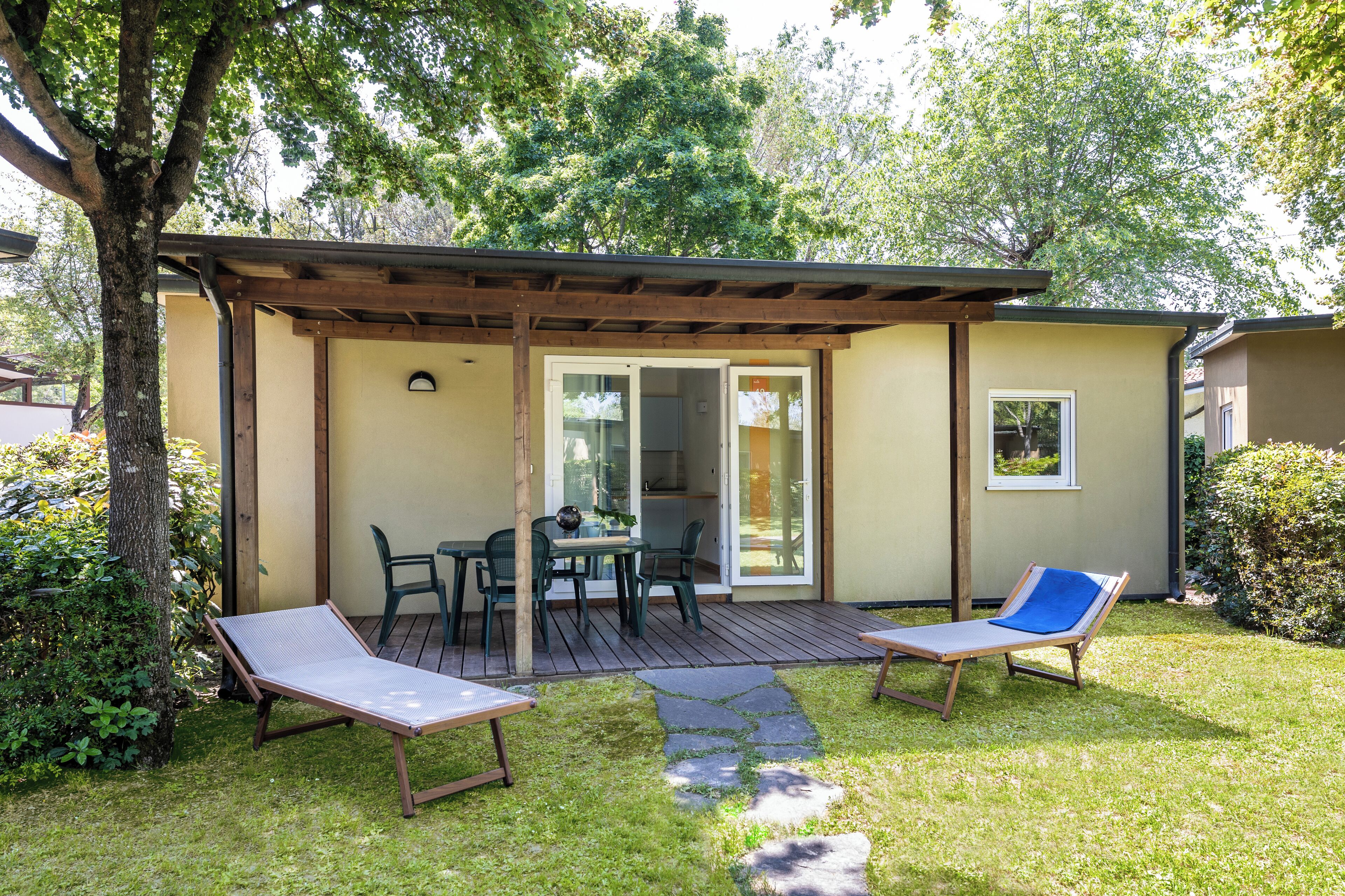 Casa rodante, patio, vista al jardín | 2 habitaciones, caja de seguridad en la habitación y ropa de cama 