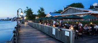 Charming 3-bedroom 2 full bath 15 mins from beach