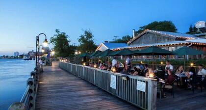 Charming 3-bedroom 2 full bath 15 mins from beach