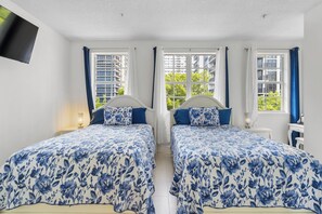3 quartos, escrivaninha, ferros/tábuas de passar roupa, berço de viagem