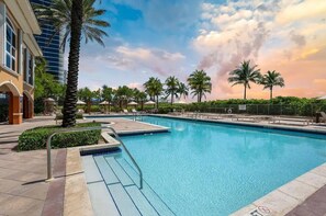 Utendørsbasseng og et oppvarmet basseng