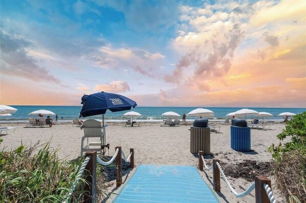 Chaises longues, serviettes de plage