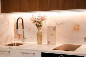 Micro-ondes, four, plaque de cuisson, lave-vaisselle