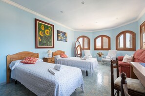 4 bedrooms, iron/ironing board, free WiFi, bed sheets