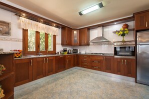 Een koelkast, een microgolfoven, een oven, een vaatwasser