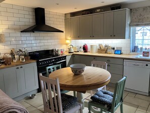 Microonde, forno, piano cottura, lavastoviglie