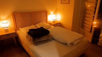 1 slaapkamer, een strijkplank/strijkijzer, wifi