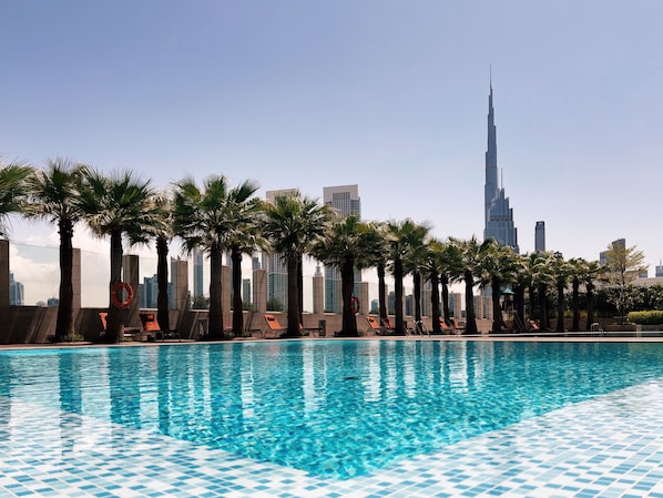 Outdoor pool - Burj Daman - Mint Stay (Dubai)