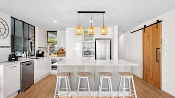 Refrigerador, parrilla de estufa, cafetera y tetera y tostadora